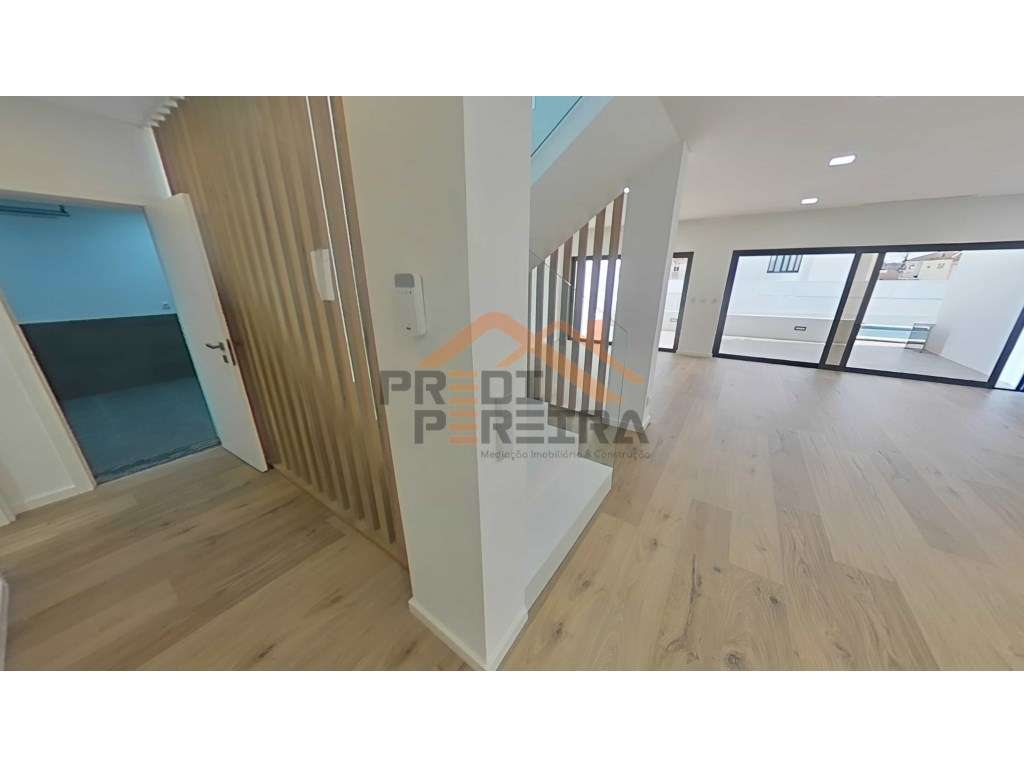 Moradia T4 em condomínio privado com piscina, no Fanqueiro em Loures-14