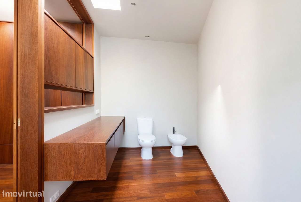 Moradia independente à venda na Foz Velha-13