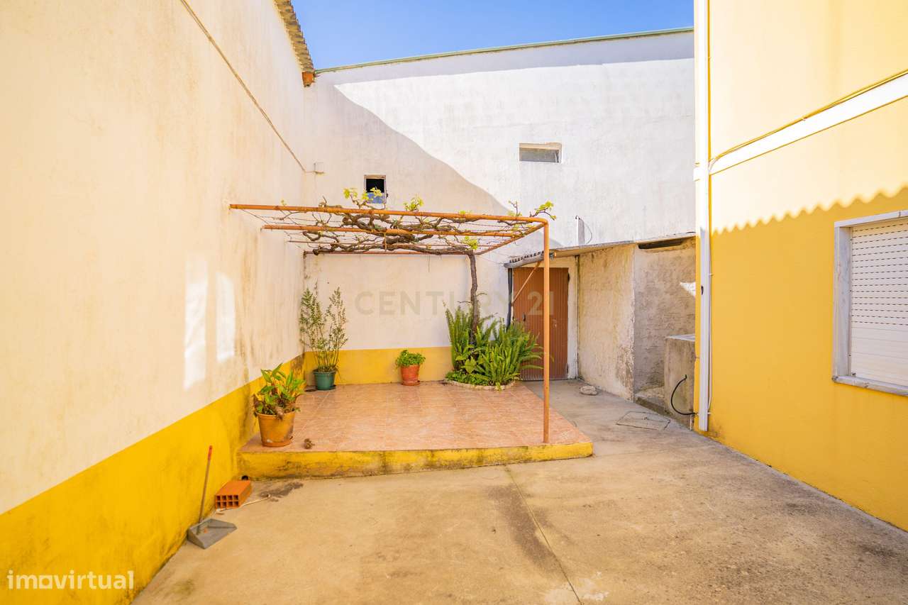 Moradia Bifamiliar com 2 Armazéns de Grande Dimensão-32