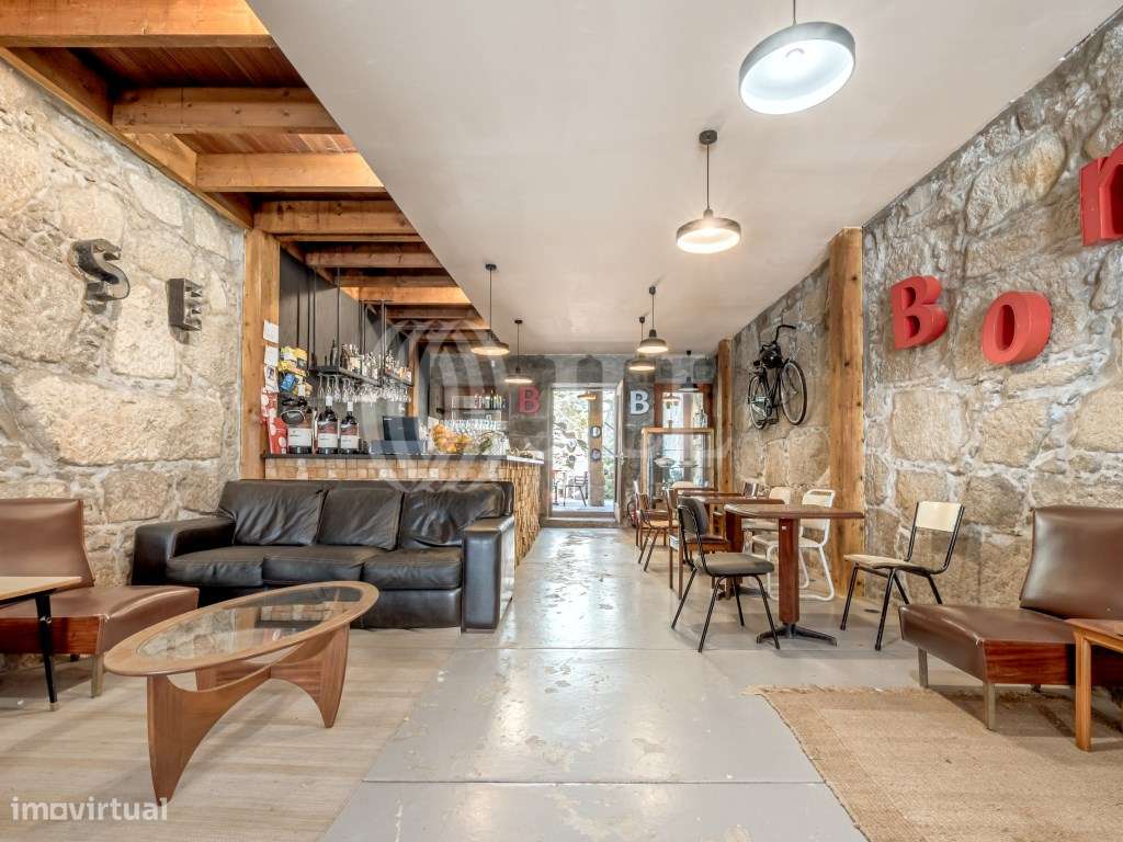 Prédio para reabilitação na Rua do Almada Porto. - Grande imagem: 5/25