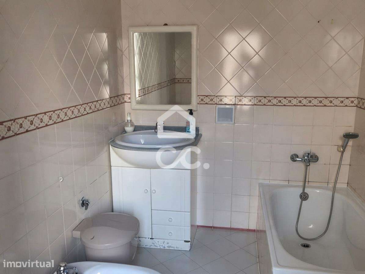 Prédio para investimento em Torres Novas com 3 apartamentos T0 e T1 em-31