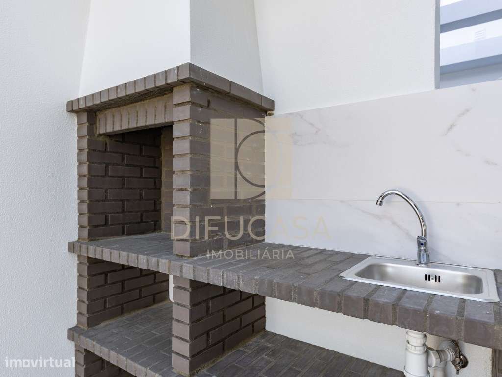 R300 Moradia T3+ 1 (sala de 40m2 localizada centro Fernão Ferro)-43