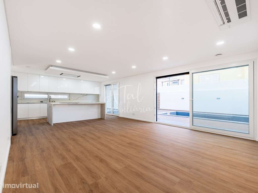 Moradia V4 com piscina em Azeitão-16