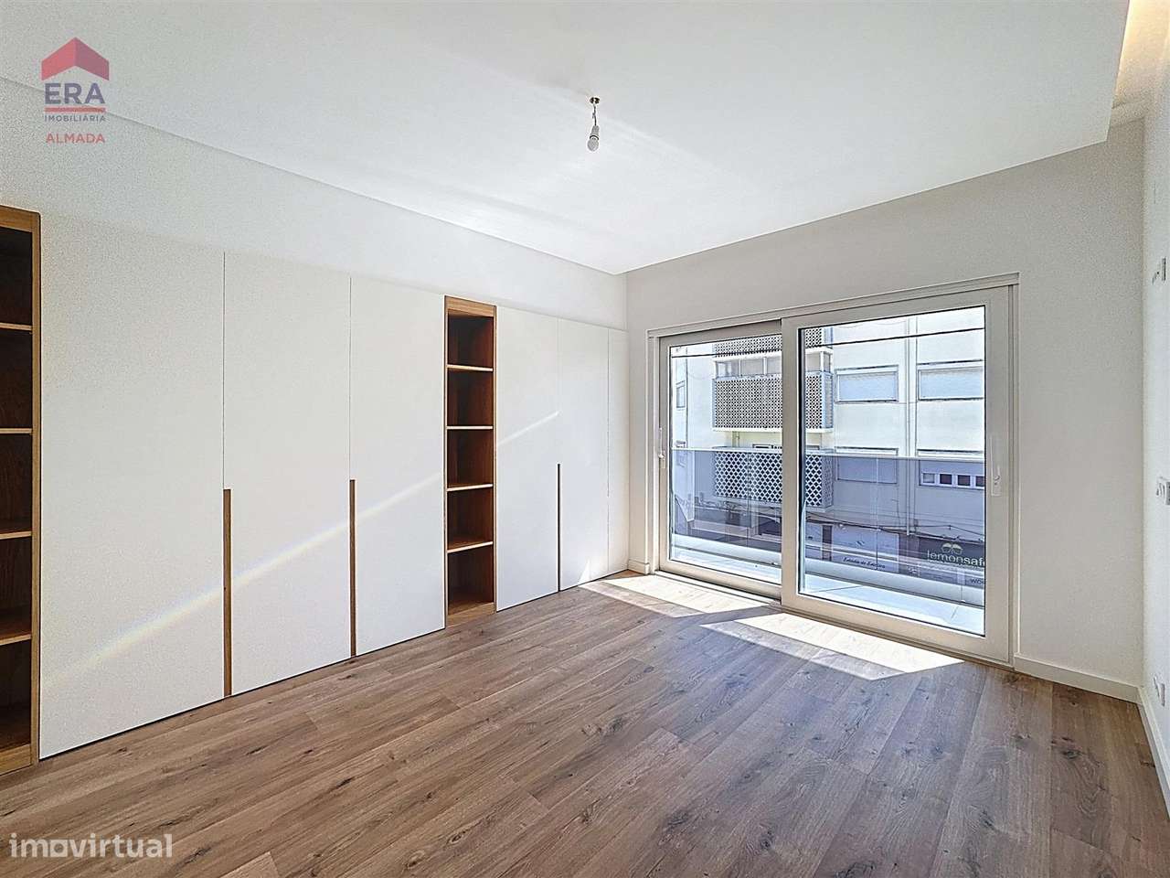 Nova Moradia em Almada , 5 suites, garagem e jardim-7