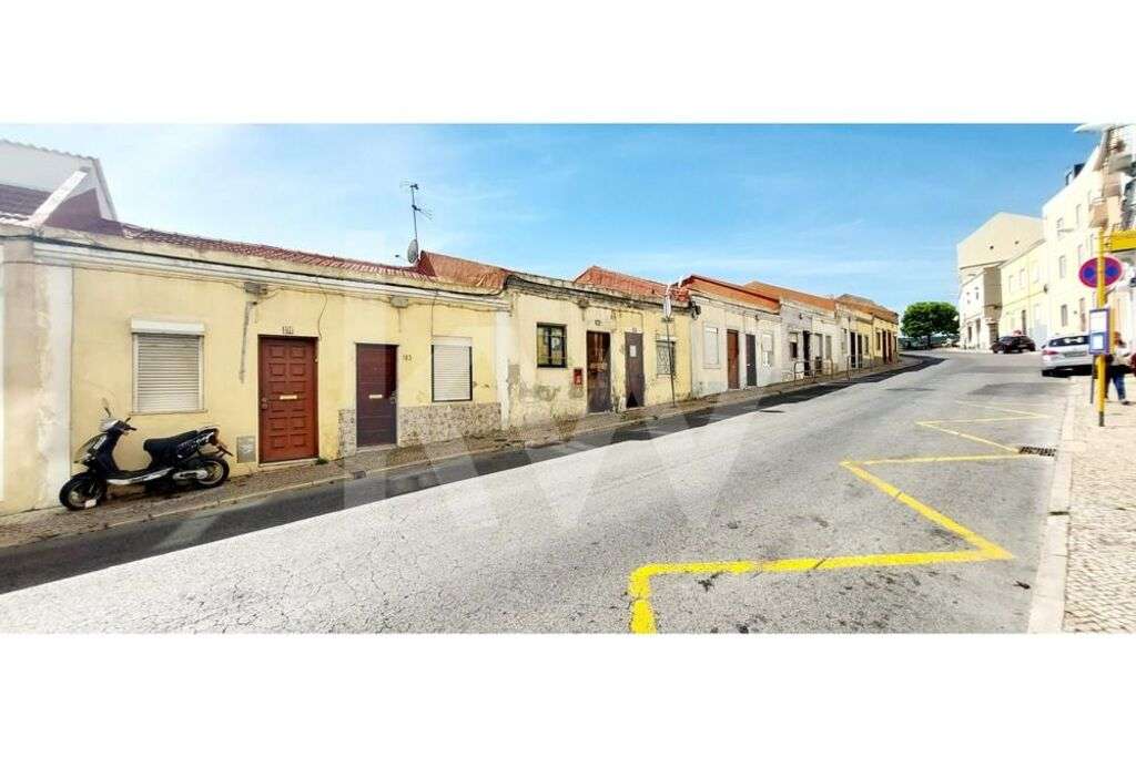 22 moradias para renovação e ainda 4 apartamentos T1 . Investimento em - Grande imagem: 5/15