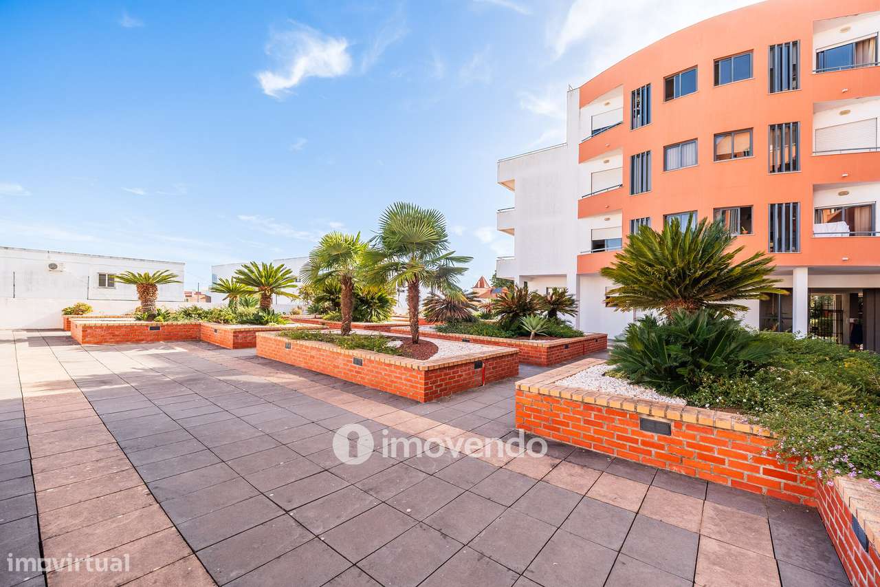 Apartamento T2 com garagem em condomínio com jardim, Paço de Arcos-36