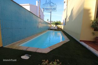 Moradia V4 com piscina na Charneca da Caparica