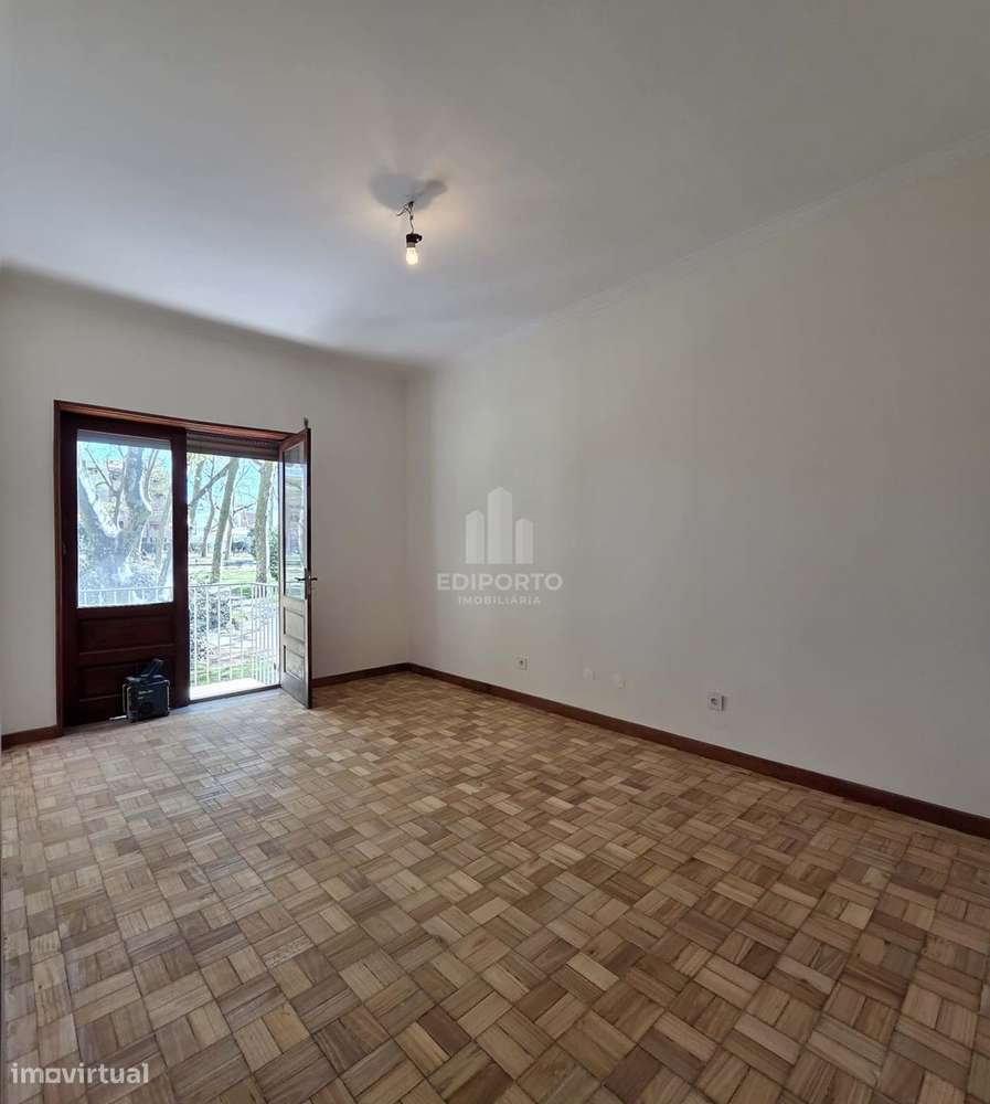 Apartamento T2 parcialmente renovado Praça da Corujeira - Grande imagem: 3/15
