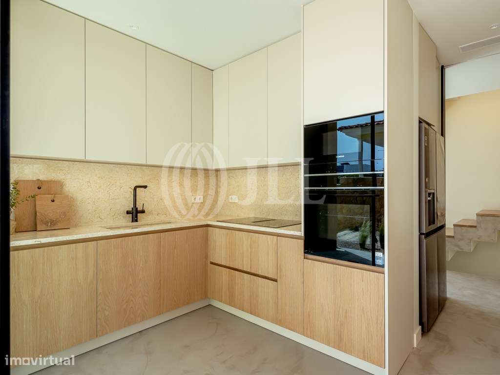 Moradia T3+1 com jardim, piscina e garagem, no Estoril-13