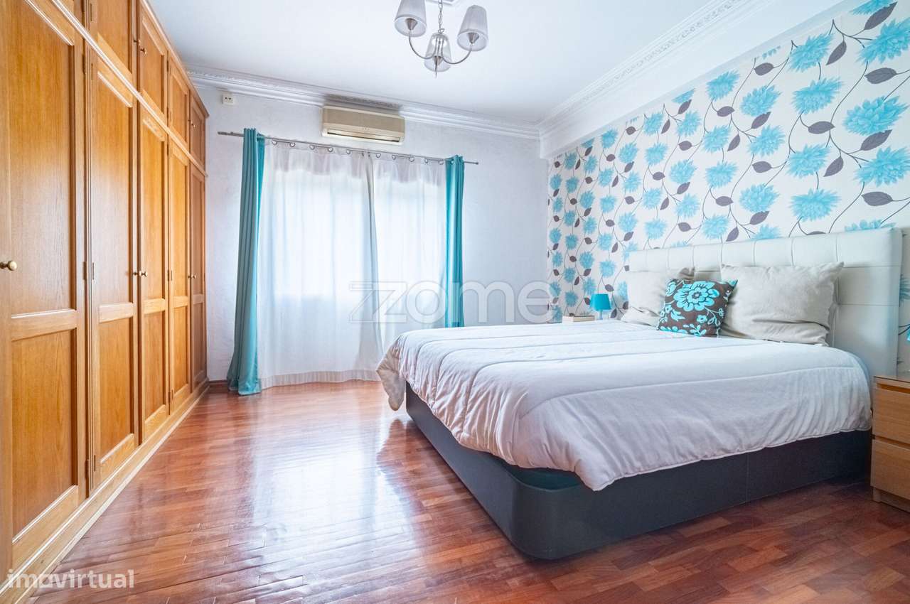 Moradia Geminada T4 com Jardim e Garagem em Zona Tranquila de Camarate-22