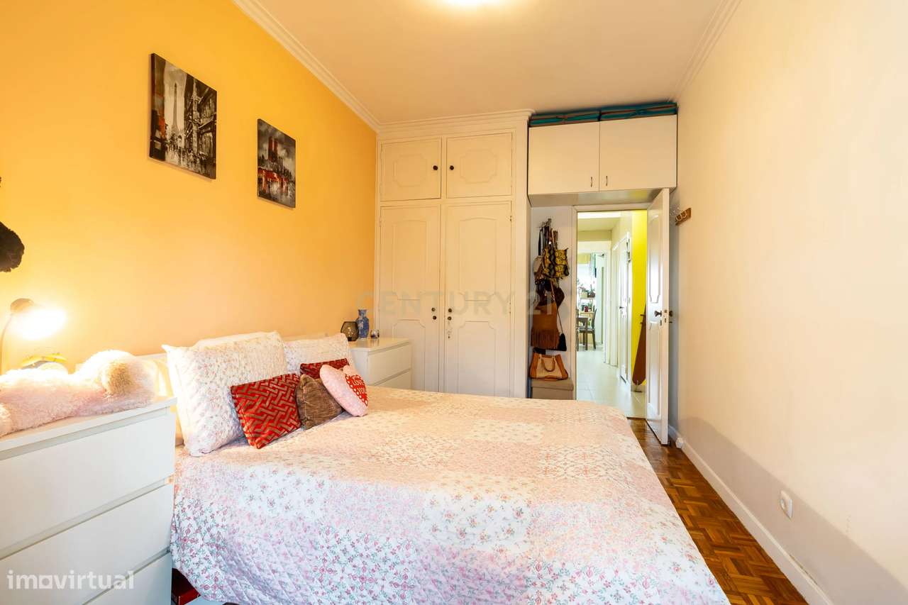 Apartamento T2 com Vista Rio | 2 Varandas / Zona Tranquila e Excelente-13