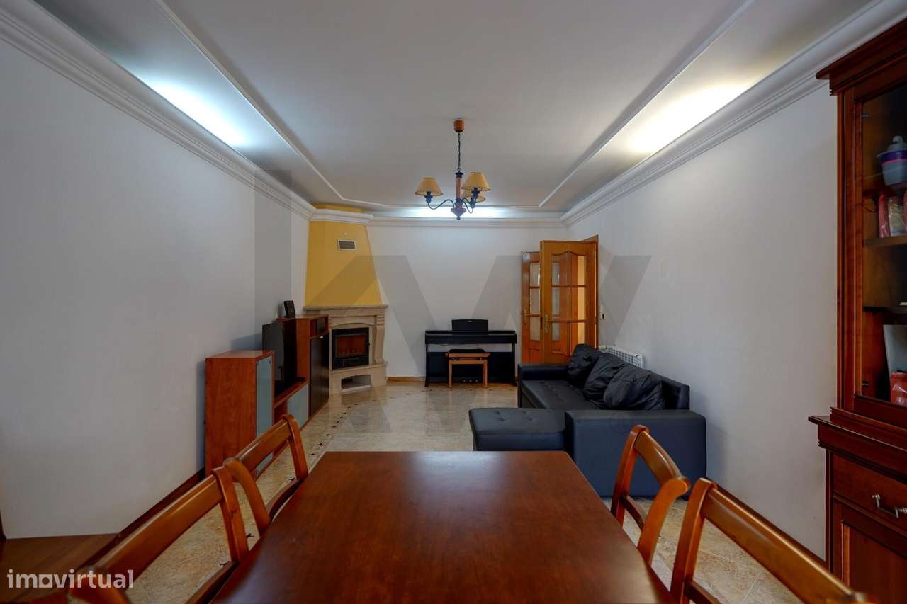 Apartamento T2 com Terraço e Arrecadação em Mem Martins-2