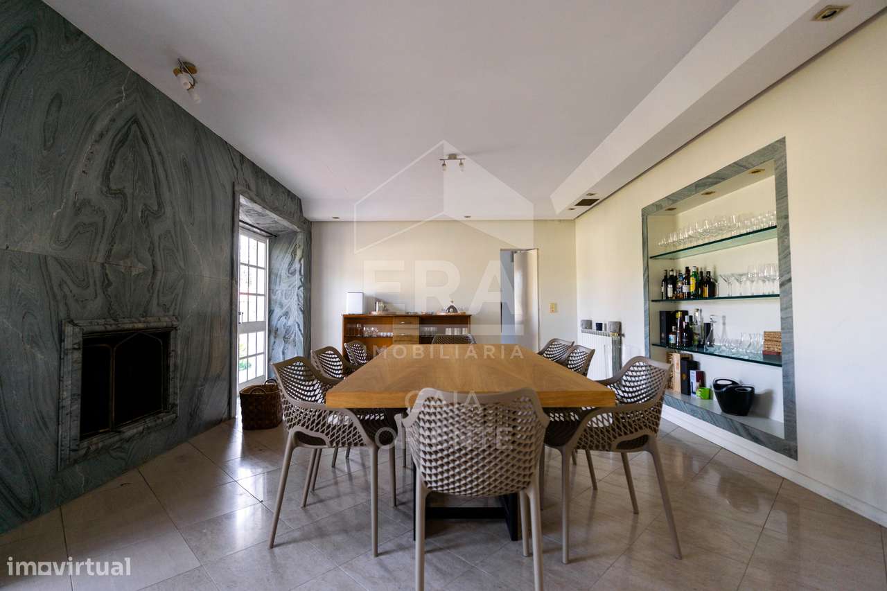 Moradia T8 com jardim e piscinas em Miramar-20