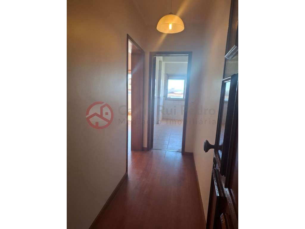 Apartamento T2 renovado, excelente localização em Queluz - Grande imagem: 4/25