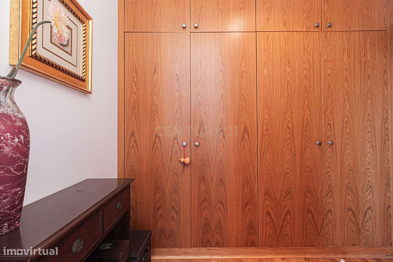 O Refúgio Perfeito em Telheiras – Luz, Conforto e Vista Desafogada-18