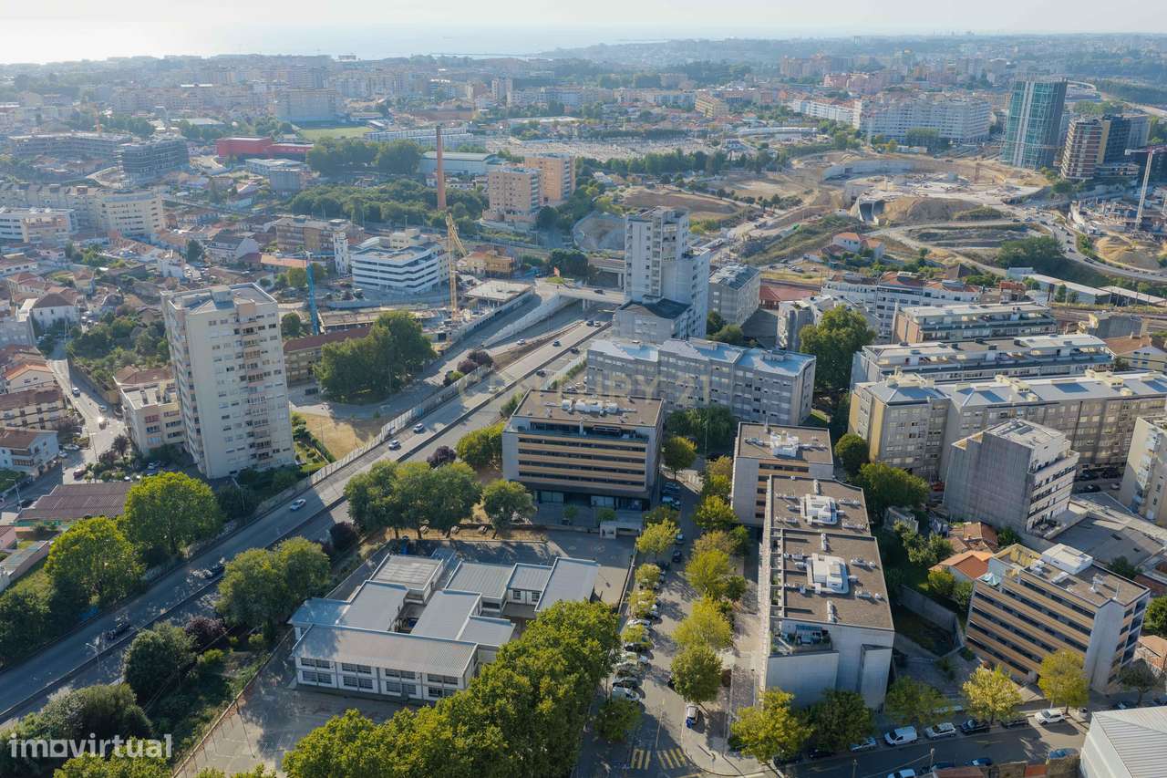 T4 com elegância e centralidade: O Seu Próximo Lar em Vila Nova de Gai-20