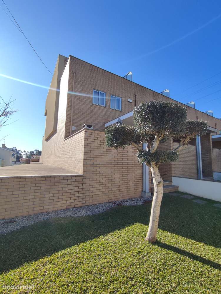 Moradia T4(2 suites) + escritório, cond.fechado à Estrada Nacional N.1-4