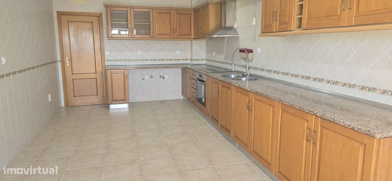 Moradia T4 com piscina-14