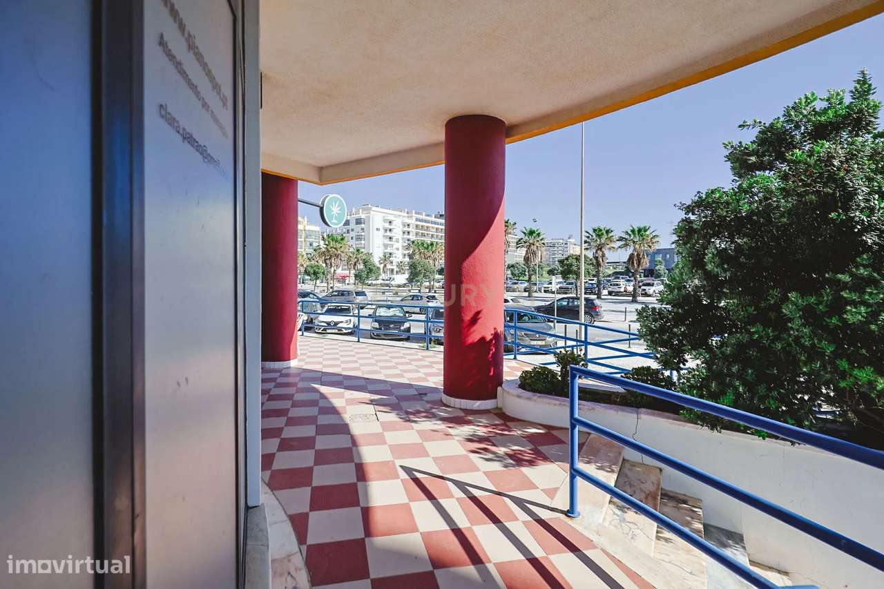 Espaço comercial à venda em zona premium com várias montras, junto à p-7