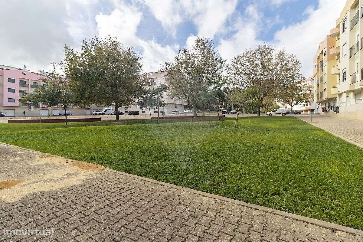 Apartamento T2 com Arrecadação em Paio Pires-36