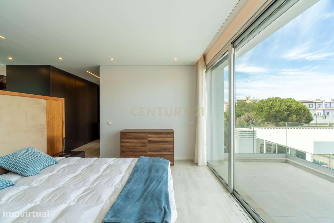 Moradia Contemporânea T3+2 | Zona Premium - Montenegro, Faro-14
