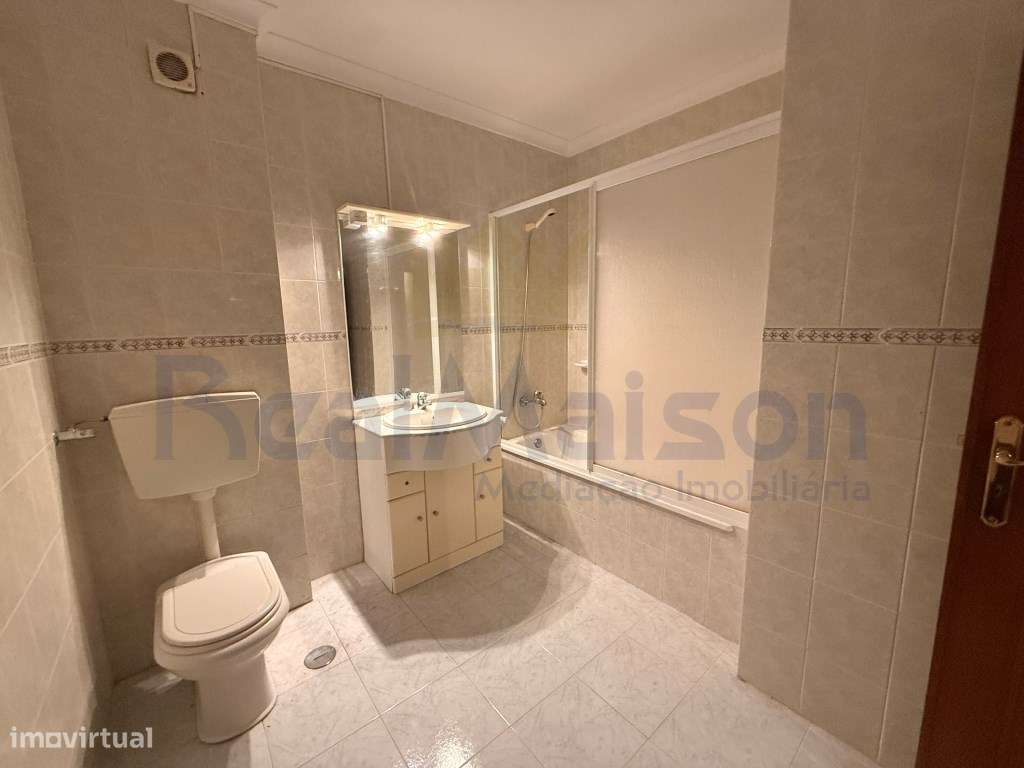 Vende-se Fantástico Apartamento c/ Parqueamento na Cavaleira-7