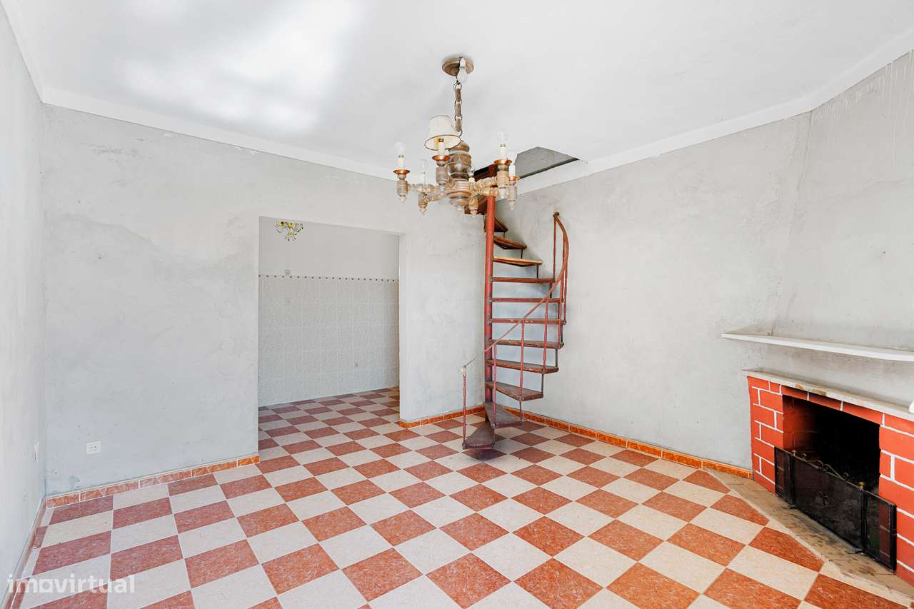 Moradia em pedra isolada com piscina e jardim-18