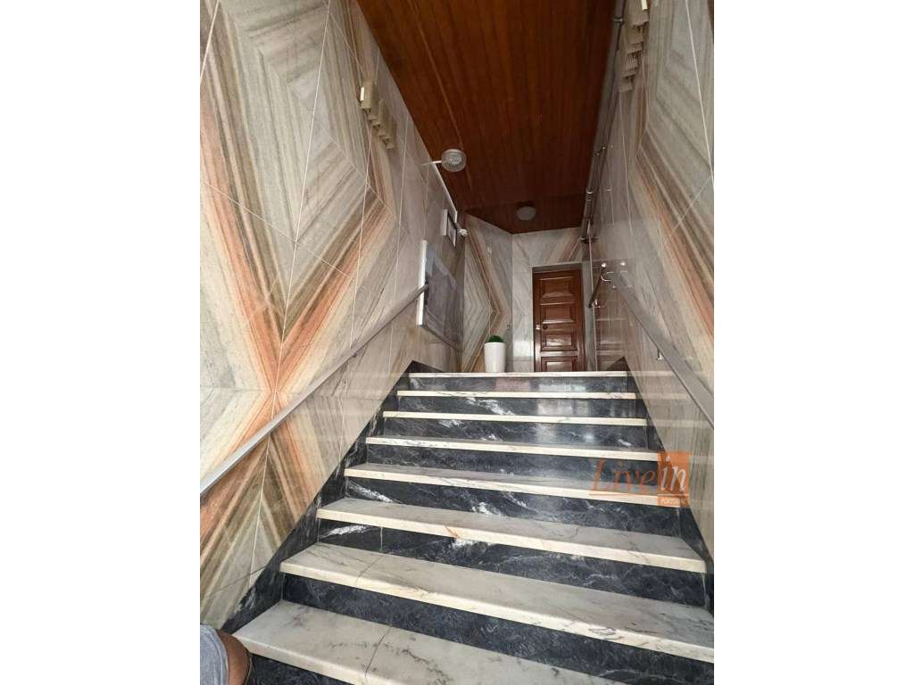 Apartamento T2 Totalmente Remodelado em Monte Abraão - Grande imagem: 2/8