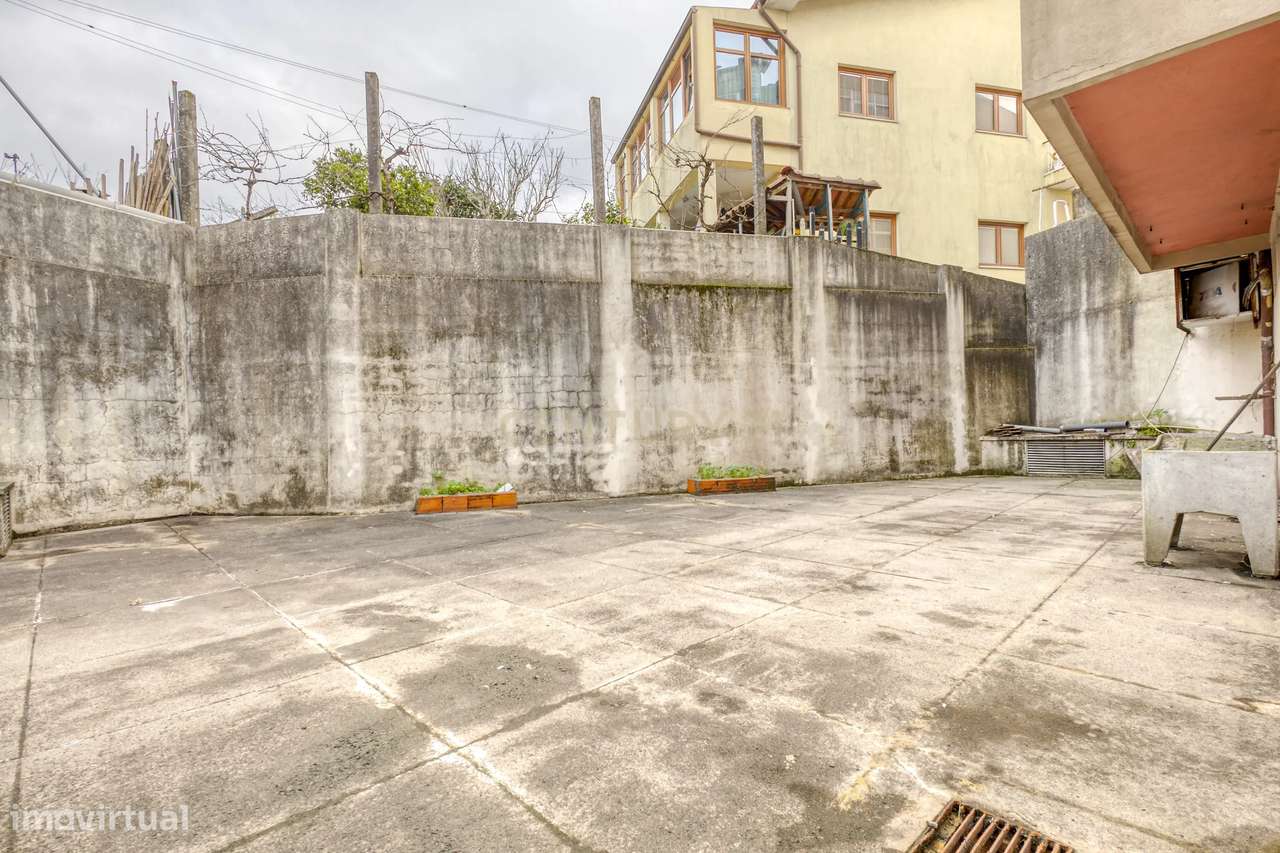 Loja com 136m2 Logradouro e Cave em Rio Tinto-11