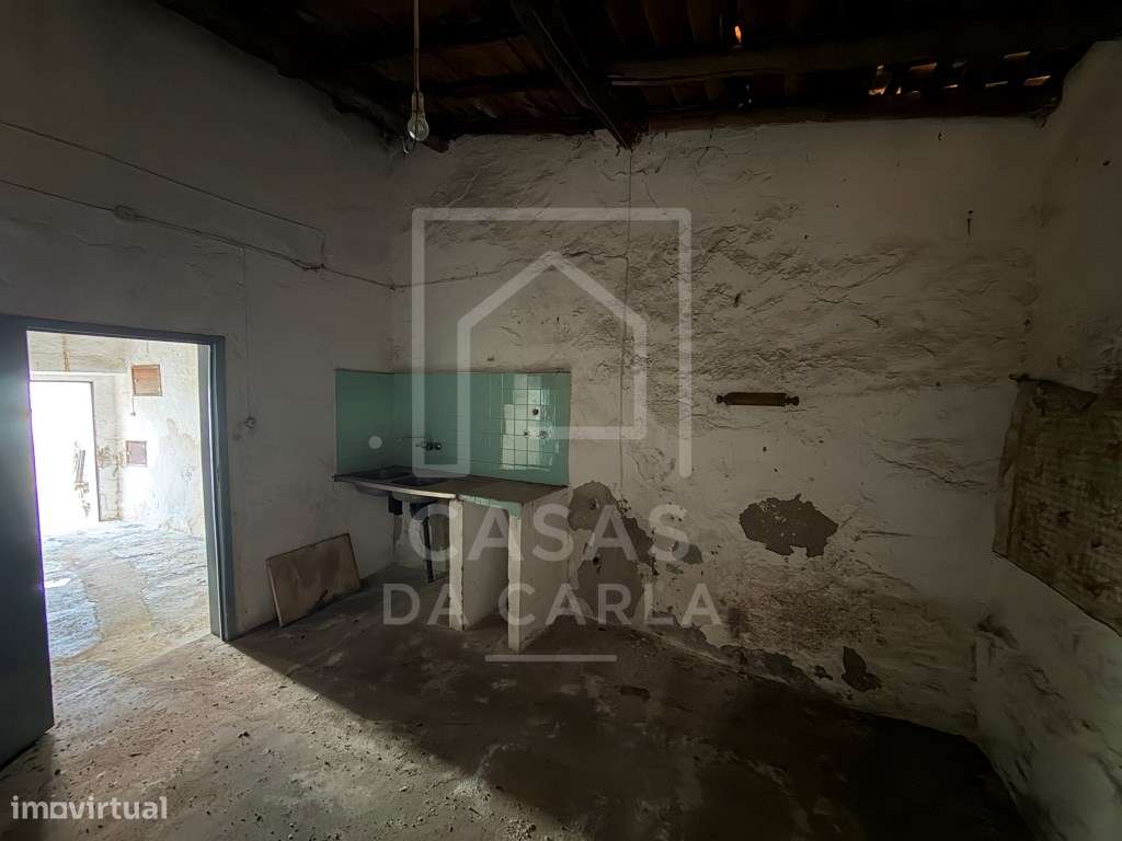 Moradia T1+1 com quintal para remodelação em Vila Ruiva-17