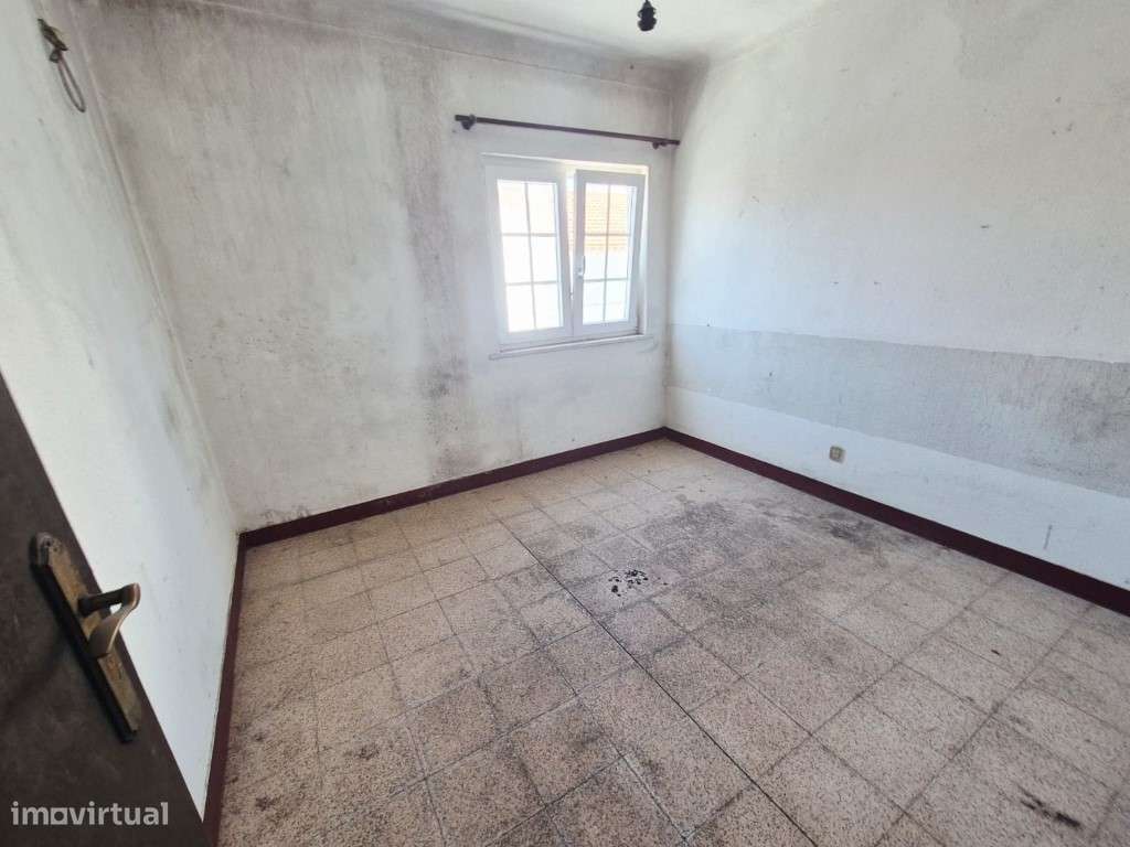 Edifício no centro de Milfontes-25