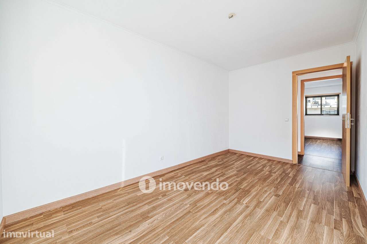 Apartamento T2 com cozinha equipada e estacionamento, na Ameixoeira-22