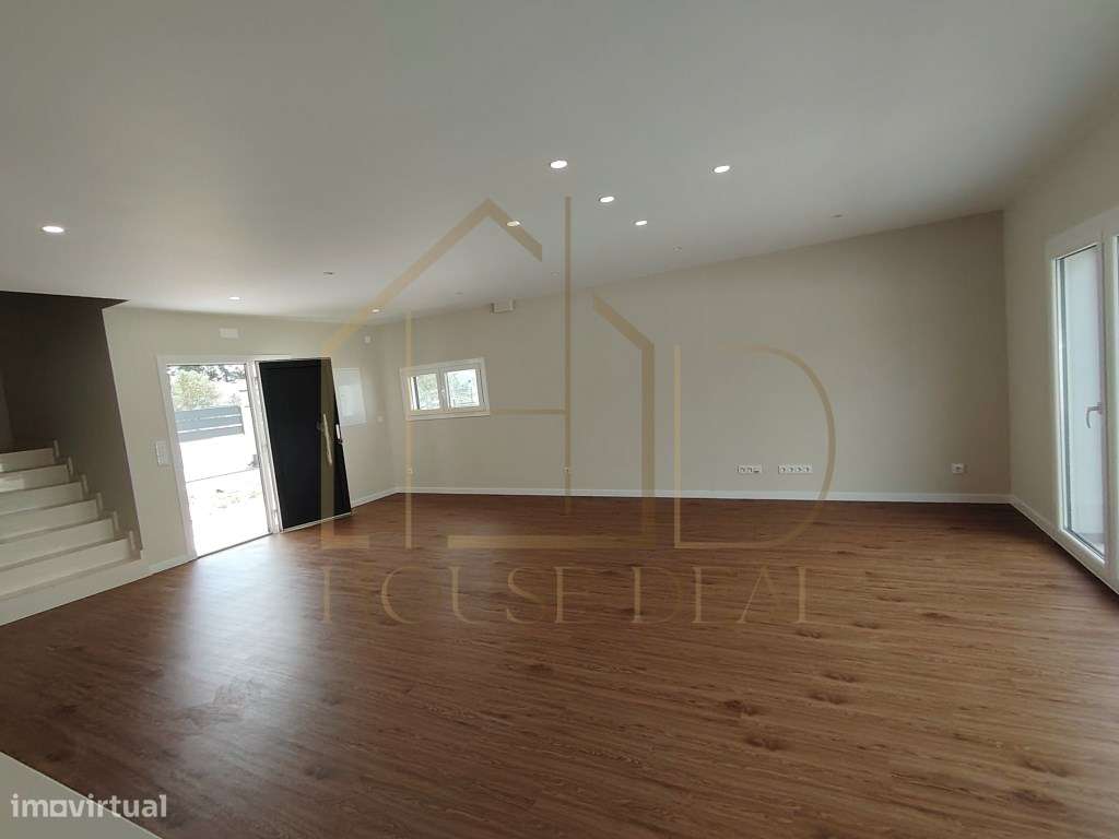 Magnífica Moradia T4 com Garagem e Piscina. Vendas de Azeitão-32