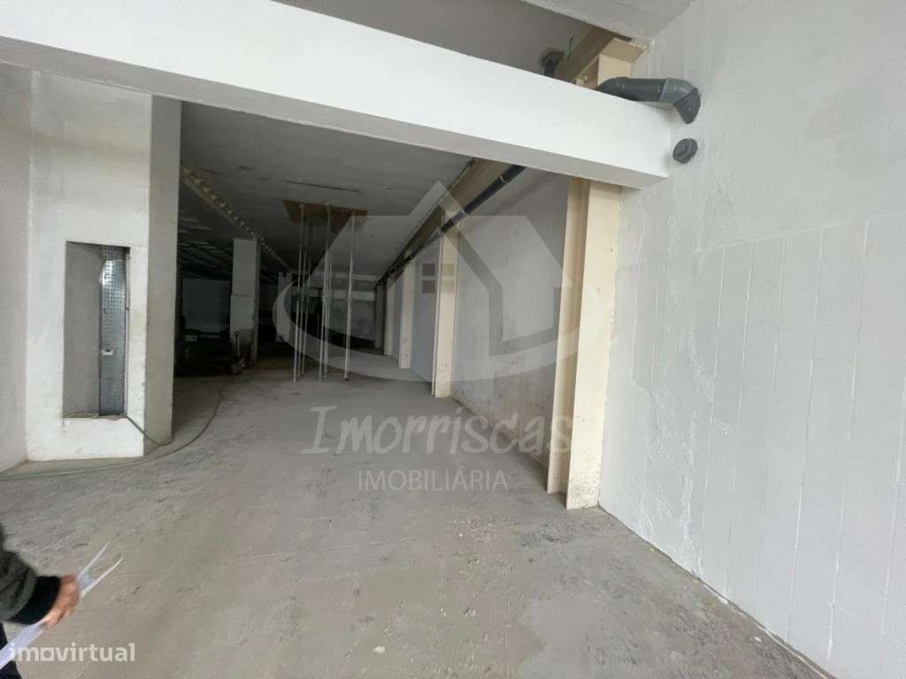 Armazém com 4.830 m², totalmente remodelado, localizado no Prior Velho - Grande imagem: 4/20