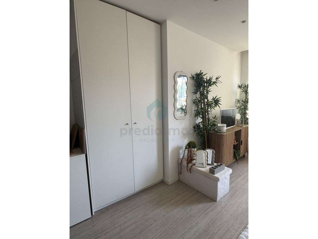 Conforto e Localização: T0 Pronto a Habitar Perto da Praia e Metro-8