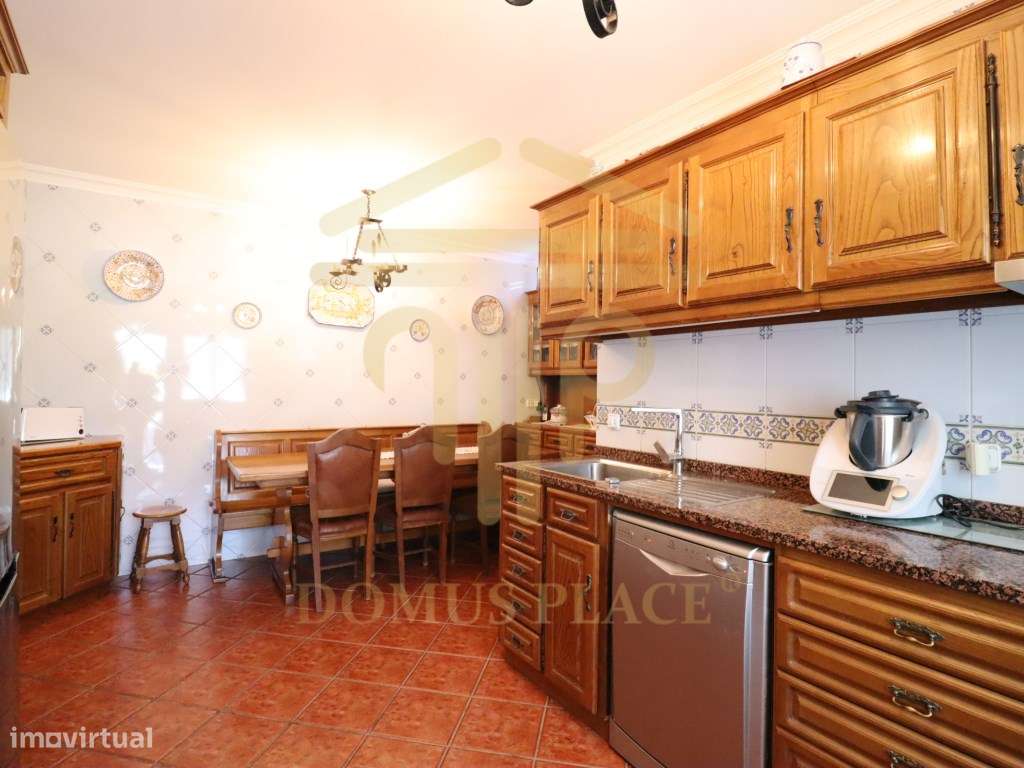 Moradia com Cave, Piscina e Terreno de 1878m² - Lavra
Vendida tota...-38