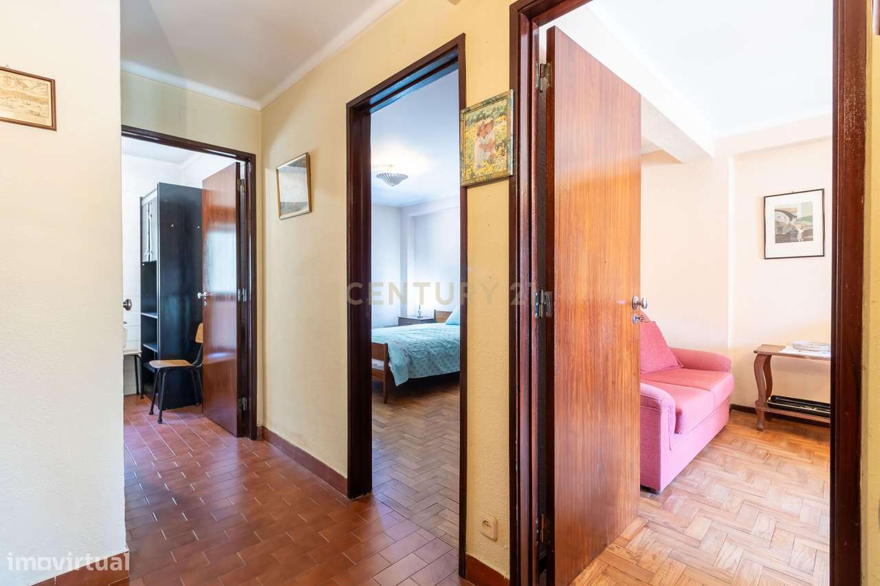 T1 em Caselas com varanda e vista desafogada – Excelente oportunidade-7