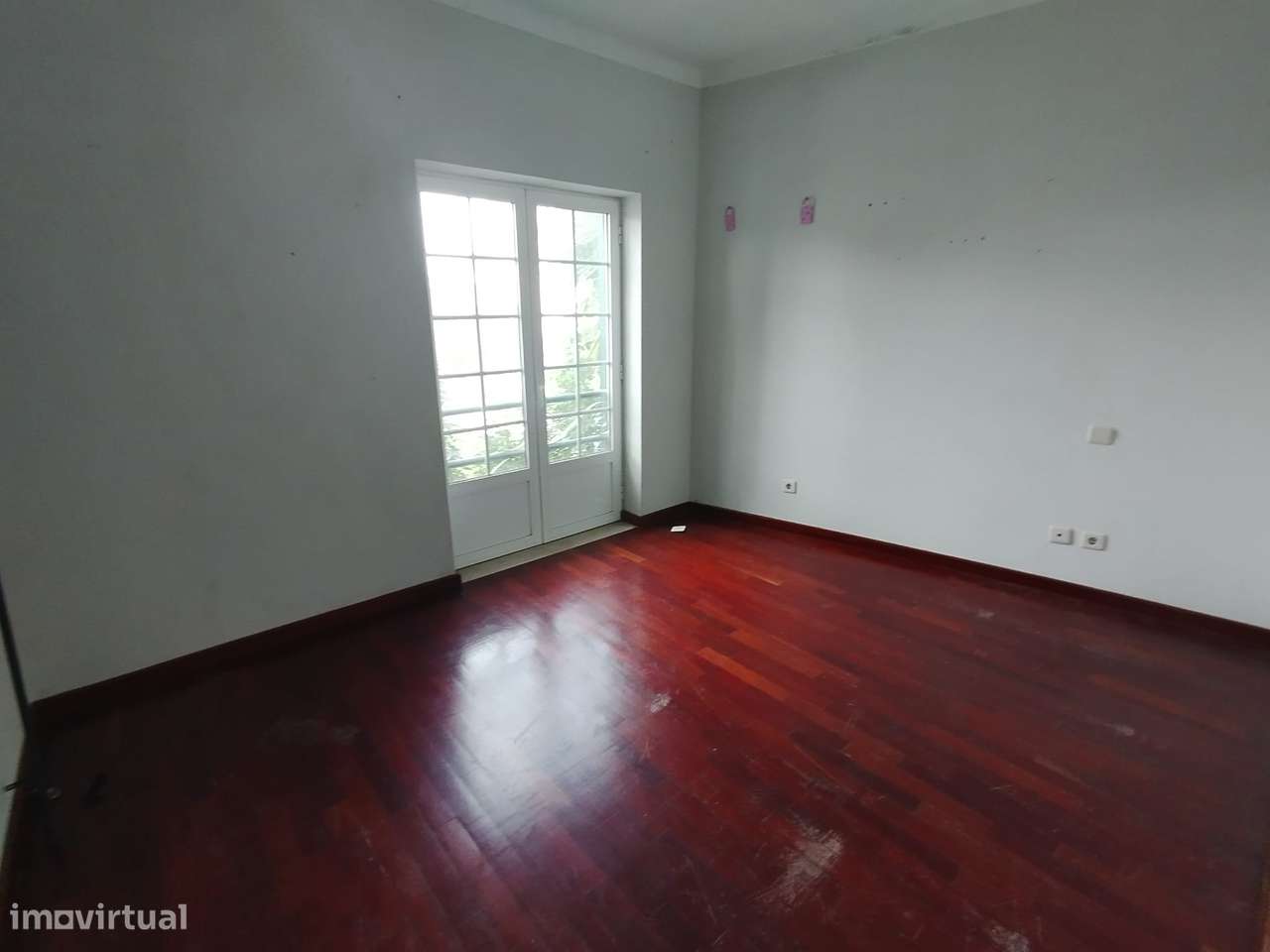 Moradia de 3 Pisos Com Piscina e Jardim – Excelente Potencial - Grande imagem: 4/60