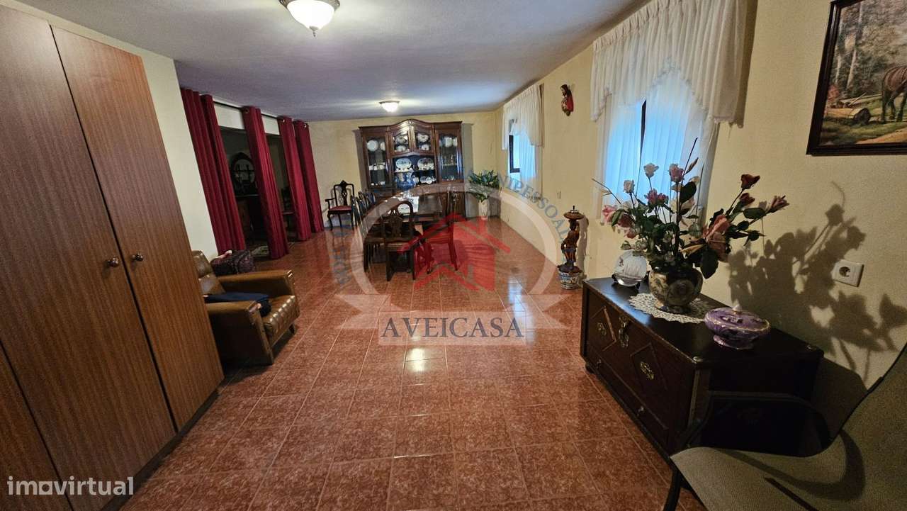 Moradia isolada T5 em bom estado com quintal e garagens-6