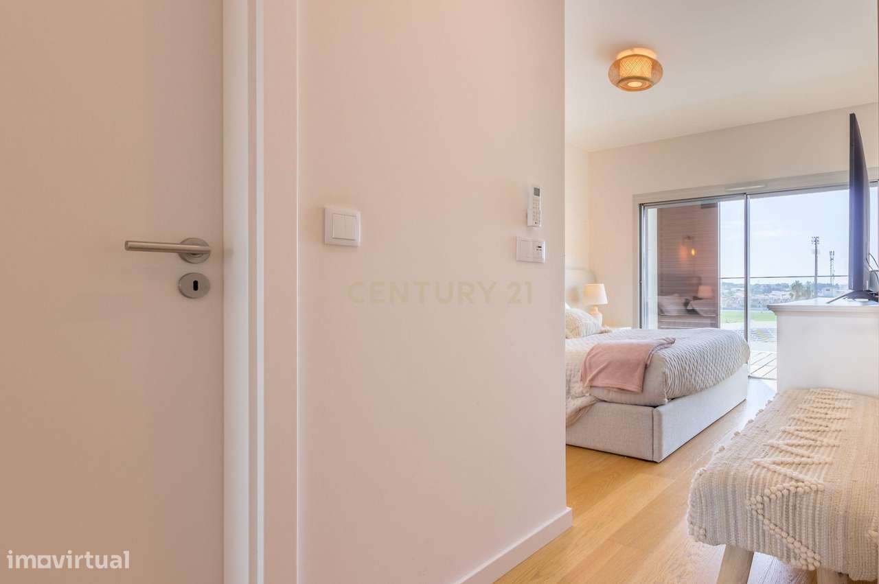 T4 em Condomínio Fechado com Vista Rio - Alcochete-34