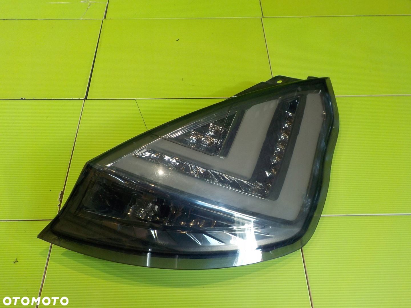 FORD FIESTA MK7 09r HB 5D lampa prawa tyl - 1