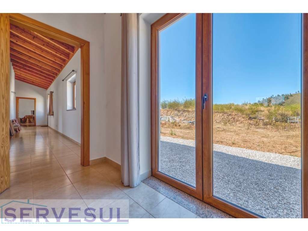 Espaçosa Moradia de 3 quartos, inserida em terreno com 17 hectares,...-9