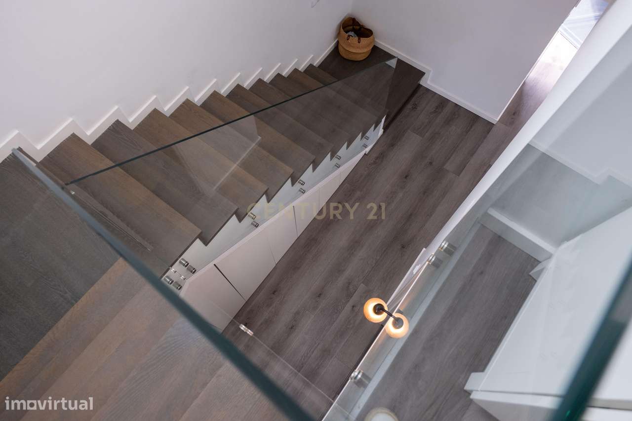 Moradia T4 com jardim e espaço exterior para convívio-35
