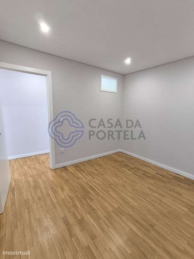 Apartamento T2+1 totalmente remodelado em Monte dos Burgos - Grande imagem: 4/26