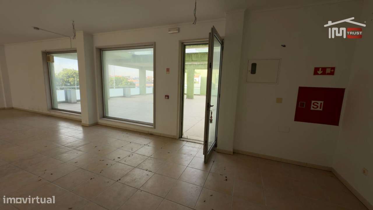 Loja 160m2 Camarate - Espaço Disponível a todas as Actividades Come...-13