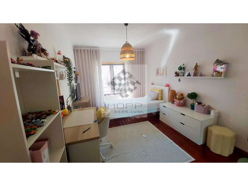 Fabuloso T4 na Radial em Odivelas com estacionamento!-29