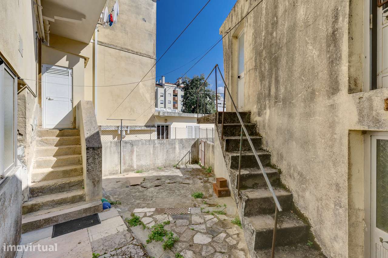 Andar de moradia T3 Para Renovar com Jardim e Localização Privilegiada-19