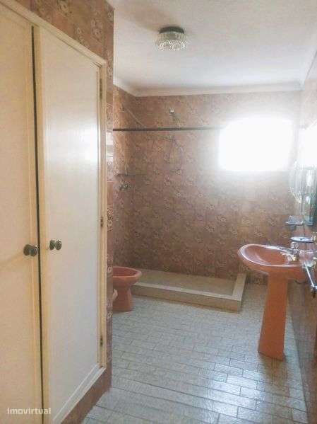 Moradia T5 Isolada, para Viver ou Investir, Bem Localizada em Bustos - Grande imagem: 4/12