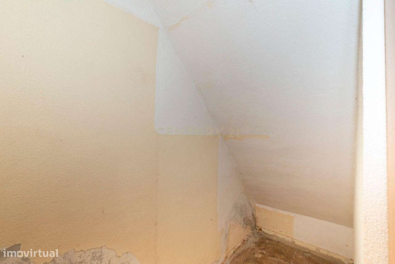 Prédio com dois apartamentos T1 em propriedade horizontal em Almada Ve-17