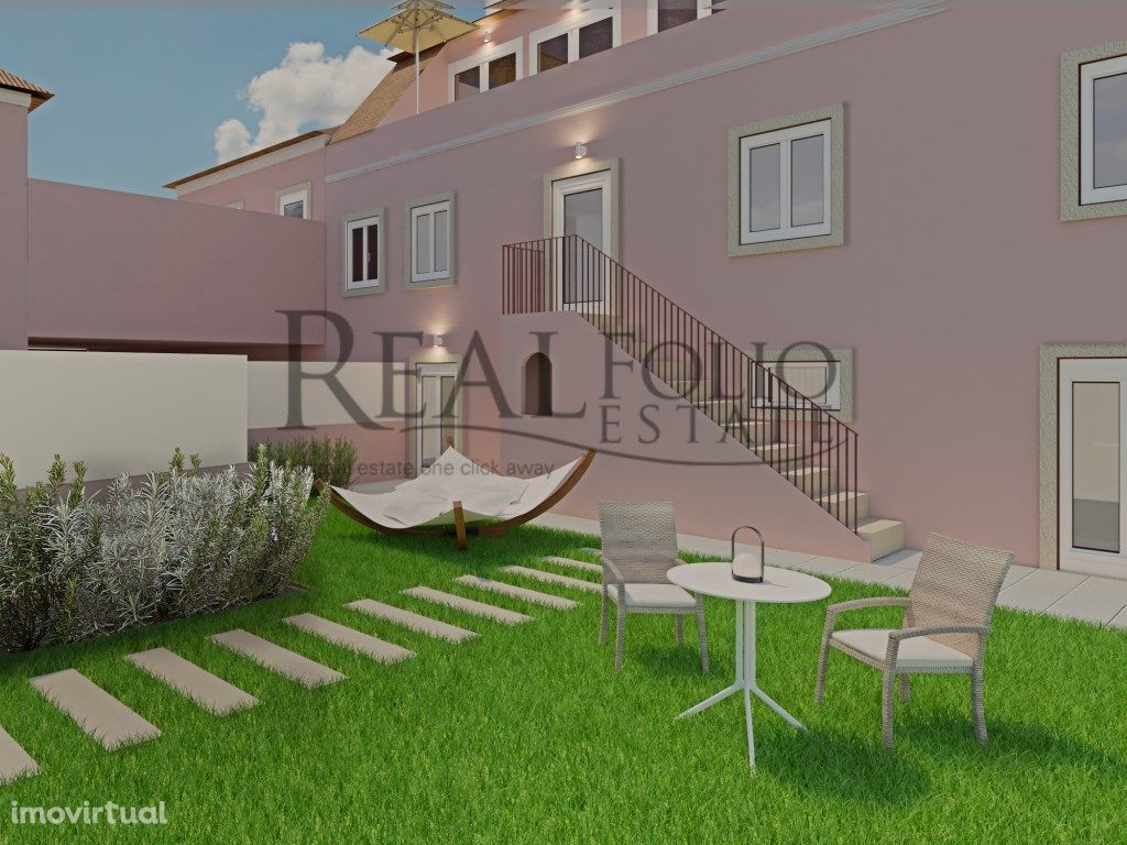 Moradia T4 com terraço e jardim em Belas